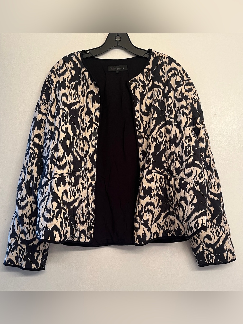 ZARA Printed Quilted Puffer Jacket
Black Cream Abstract Ikat Size L